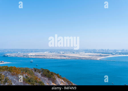 Mit Blick auf die San Diego Bay von Point Loma, Coronado Island im Hintergrund, Ocean Bay unter einem dunstig blauen Himmel. Stockfoto