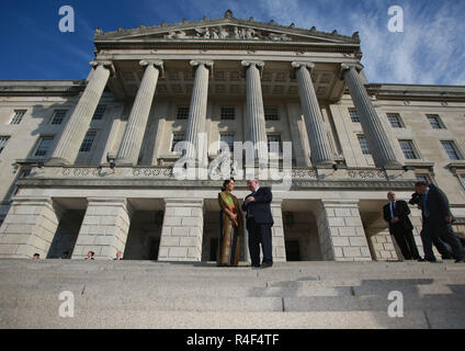 Die burmesische Oppositionsführerin Aung San Suu Kyi wird durch den Sprecher des Hauses Willy Heu begrüßt, als sie in Stormont Parlament Gebäude in Belfast, Nordirland Donnerstag, Oktober 24th, 2013 angekommen. Suu Kyi steht auf einer zweiwöchigen Tour durch Europa, die auch Anschläge in Italien gehören. Foto/Paul McErlane Stockfoto