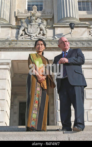 Die burmesische Oppositionsführerin Aung San Suu Kyi wird durch den Sprecher des Hauses Willy Heu begrüßt, als sie in Stormont Parlament Gebäude in Belfast, Nordirland Donnerstag, Oktober 24th, 2013 angekommen. Suu Kyi steht auf einer zweiwöchigen Tour durch Europa, die auch Anschläge in Italien gehören. Foto/Paul McErlane Stockfoto