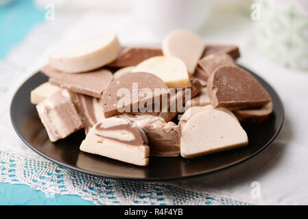 In der Nähe der Schüssel mit verschiedenen Arten von Halva Stockfoto