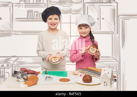 Kinder machen Weihnachtsplätzchen Stockfoto