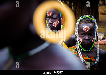 Mitglieder der Mursi Stamm im Omo Valley im südlichen Äthiopien Stockfoto