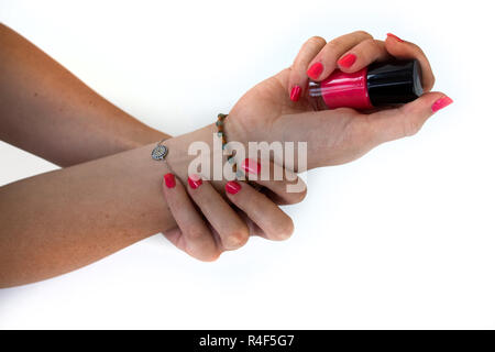 Frau Hände halten pink-nagellack Flasche Stockfoto