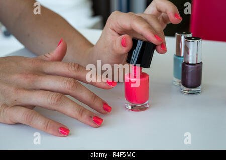 Frau Rosa Nagellack auftragen Stockfoto