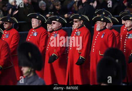 Bild © Lizenziert für i-Bilder Bildagentur. 11/11/2018. London, Vereinigtes Königreich. Erinnerung Sonntag und den 100. Jahrestag des Waffenstillstandes. Chelsea Rentner melden Sie die Königin Elizabeth II von Mitgliedern der königlichen Familie, darunter Prinz Charles, Prinz von Wales und Camilla, Herzogin von Cornwall, Prinz William, Herzog von Cambridge, und Katharina, die Herzogin von Cambridge, Prinz Harry, der Herzog von Sussex und Meghan, die Herzogin von Sussex begleitet, nehmen an der Erinnerung Sonntag service Am Ehrenmal in London auf den 100. Jahrestag des Endes des Ersten Weltkriegs. Bild von Andrew Par Stockfoto