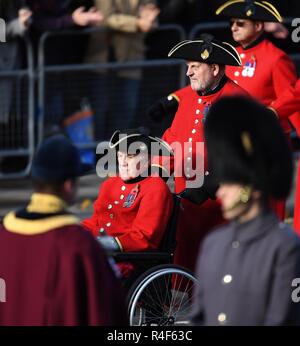 Bild © Lizenziert für i-Bilder Bildagentur. 11/11/2018. London, Vereinigtes Königreich. Erinnerung Sonntag und den 100. Jahrestag des Waffenstillstandes. Chelsea Rentner melden Sie die Königin Elizabeth II von Mitgliedern der königlichen Familie, darunter Prinz Charles, Prinz von Wales und Camilla, Herzogin von Cornwall, Prinz William, Herzog von Cambridge, und Katharina, die Herzogin von Cambridge, Prinz Harry, der Herzog von Sussex und Meghan, die Herzogin von Sussex begleitet, nehmen an der Erinnerung Sonntag service Am Ehrenmal in London auf den 100. Jahrestag des Endes des Ersten Weltkriegs. Bild von Andrew Par Stockfoto