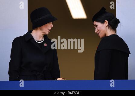 11/11/2018. London, Vereinigtes Königreich. Erinnerung Sonntag und den 100. Jahrestag des Waffenstillstandes. Königin Elizabeth II. in Begleitung von Mitgliedern der königlichen Familie, darunter Prinz Charles, Prinz von Wales und Camilla, Herzogin von Cornwall, Prinz William, Herzog von Cambridge, und Katharina, die Herzogin von Cambridge, Prinz Harry, der Herzog von Sussex und Meghan, die Herzogin von Sussex, die Erinnerung Sonntag service Am Ehrenmal Besuchen in London auf den 100. Jahrestag des Endes des Ersten Weltkriegs. Die Herzogin von Sussex mit der Frau des Bundespräsidenten Elke BÃ¼denbender. Bild von Andr Stockfoto