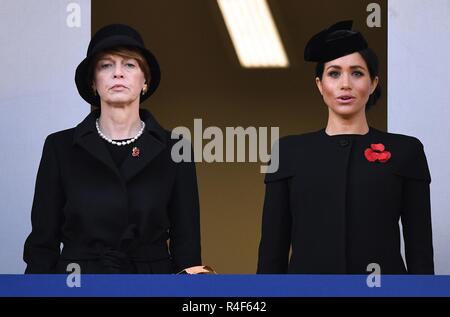 11/11/2018. London, Vereinigtes Königreich. Erinnerung Sonntag und den 100. Jahrestag des Waffenstillstandes. Königin Elizabeth II. in Begleitung von Mitgliedern der königlichen Familie, darunter Prinz Charles, Prinz von Wales und Camilla, Herzogin von Cornwall, Prinz William, Herzog von Cambridge, und Katharina, die Herzogin von Cambridge, Prinz Harry, der Herzog von Sussex und Meghan, die Herzogin von Sussex, die Erinnerung Sonntag service Am Ehrenmal Besuchen in London auf den 100. Jahrestag des Endes des Ersten Weltkriegs. Die Herzogin von Sussex mit der Frau des Bundespräsidenten Elke BÃ¼denbender. Bild von Andr Stockfoto