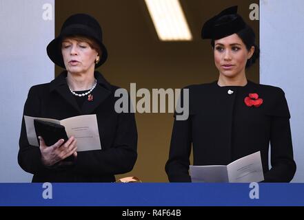 11/11/2018. London, Vereinigtes Königreich. Erinnerung Sonntag und den 100. Jahrestag des Waffenstillstandes. Königin Elizabeth II. in Begleitung von Mitgliedern der königlichen Familie, darunter Prinz Charles, Prinz von Wales und Camilla, Herzogin von Cornwall, Prinz William, Herzog von Cambridge, und Katharina, die Herzogin von Cambridge, Prinz Harry, der Herzog von Sussex und Meghan, die Herzogin von Sussex, die Erinnerung Sonntag service Am Ehrenmal Besuchen in London auf den 100. Jahrestag des Endes des Ersten Weltkriegs. Die Herzogin von Sussex mit der Frau des Bundespräsidenten Elke BÃ¼denbender. Bild von Andr Stockfoto