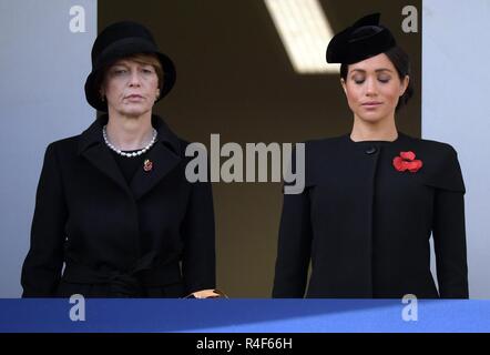 11/11/2018. London, Vereinigtes Königreich. Erinnerung Sonntag und den 100. Jahrestag des Waffenstillstandes. Königin Elizabeth II. in Begleitung von Mitgliedern der königlichen Familie, darunter Prinz Charles, Prinz von Wales und Camilla, Herzogin von Cornwall, Prinz William, Herzog von Cambridge, und Katharina, die Herzogin von Cambridge, Prinz Harry, der Herzog von Sussex und Meghan, die Herzogin von Sussex, die Erinnerung Sonntag service Am Ehrenmal Besuchen in London auf den 100. Jahrestag des Endes des Ersten Weltkriegs. Die Herzogin von Sussex mit der Frau des Bundespräsidenten Elke BÃ¼denbender. Bild von Andr Stockfoto