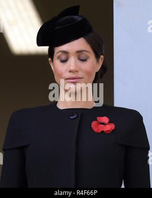 11/11/2018. London, Vereinigtes Königreich. Erinnerung Sonntag und den 100. Jahrestag des Waffenstillstandes. Königin Elizabeth II. in Begleitung von Mitgliedern der königlichen Familie, darunter Prinz Charles, Prinz von Wales und Camilla, Herzogin von Cornwall, Prinz William, Herzog von Cambridge, und Katharina, die Herzogin von Cambridge, Prinz Harry, der Herzog von Sussex und Meghan, die Herzogin von Sussex, die Erinnerung Sonntag service Am Ehrenmal Besuchen in London auf den 100. Jahrestag des Endes des Ersten Weltkriegs. Bild von Andrew Parsons/Parsons Medien Stockfoto