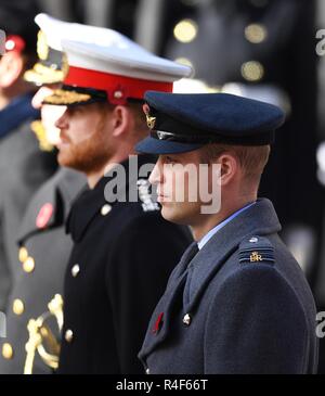 11/11/2018. London, Vereinigtes Königreich. Erinnerung Sonntag und den 100. Jahrestag des Waffenstillstandes. Königin Elizabeth II. in Begleitung von Mitgliedern der königlichen Familie, darunter Prinz Charles, Prinz von Wales und Camilla, Herzogin von Cornwall, Prinz William, Herzog von Cambridge, und Katharina, die Herzogin von Cambridge, Prinz Harry, der Herzog von Sussex und Meghan, die Herzogin von Sussex, die Erinnerung Sonntag service Am Ehrenmal Besuchen in London auf den 100. Jahrestag des Endes des Ersten Weltkriegs. Bild von Andrew Parsons/Parsons Medien Stockfoto