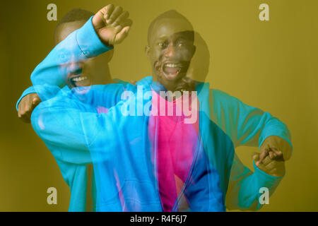 Doppelt belichtete Aufnahme der jungen afrikanischen Mann gegen grüner Hintergrund Stockfoto