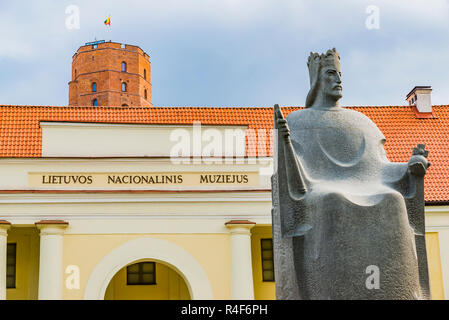 Denkmal für König Mindaugas befindet sich an der Vorderseite des Nationalen Museums für Litauen entfernt. Vilnius, Vilnius County, Litauen, Baltikum, Europa. Stockfoto