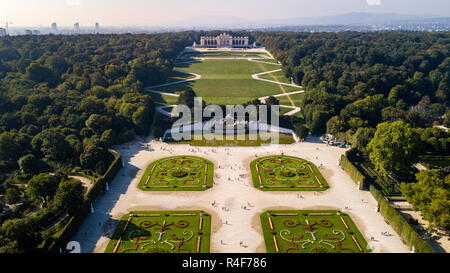 Neptunbrunnen oder Neptunbrunnen mit Schloss Schönbrunn oder Schloß Schönbrunn, Wien, Österreich Stockfoto