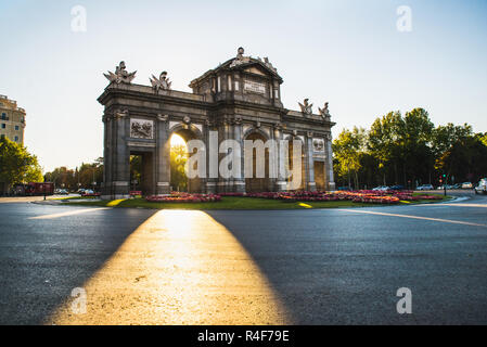 Madrid, Spanien - 5. Oktober 2018: Puerta de Alcala in Madrid, sonnigen Tag Stockfoto