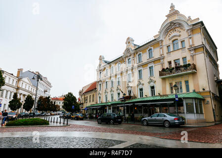 Radisson Blu Royal Astorija Hotel an einem regnerischen Nachmittag. Rotuses Straße, Rathausplatz. Vilnius, Vilnius County, Litauen, Baltikum, Europa. Stockfoto