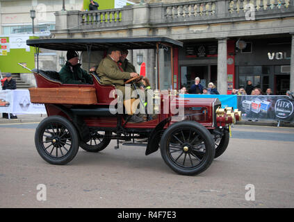 Teilnehmer in der Nähe der Ziellinie Madiera Laufwerk auf London nach Brighton Veteran Car Run 4. November 2018 Stockfoto