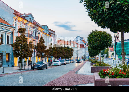 Blick auf das Rathaus Platz, gegenüber dem Rathaus, mit dem Glockenturm der Kirche San Nicolas. Vilnius, Vilnius County, Litauen, Balti Stockfoto