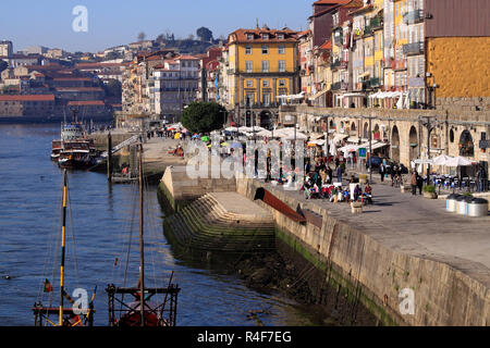 Porto Ribeira in Portugal sehen typische Gebäude und Sonntag Markt Stockfoto