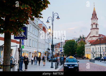 Blick auf das Rathaus Platz, gegenüber dem Rathaus, mit dem Glockenturm der Kirche San Nicolas. Vilnius, Vilnius County, Litauen, Balti Stockfoto