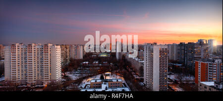 Große winter panorama Sonnenuntergang über der Stadt Moskau Russland Stockfoto