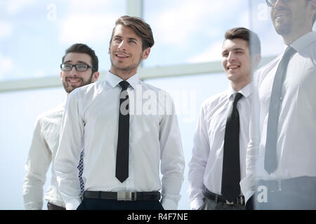 Erfolgreiche Mitarbeiter stehen in der Nähe der Fenster office Stockfoto
