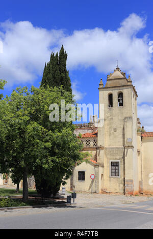 Portugal, Alentejo, Distrikt Beja, Alvito. Die matriz Kirche aus dem 15. Jahrhundert und vereint mehrere Stile - Gotik, Barock und Renaissance. Stockfoto