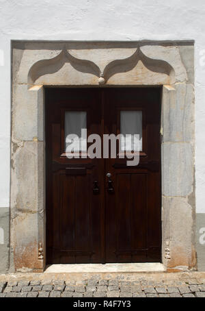 Gotisch-manuelinischen Tür und Marmor Frame in der Altstadt von Beja. Distrikt Beja, Alentejo Portugal. Auf weiß isoliert. Stockfoto