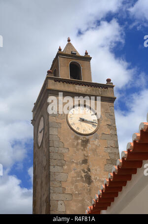 Portugal, Alentejo, Distrikt Beja. Alvito Historical Center. Glockenturm der Kirche. Stockfoto