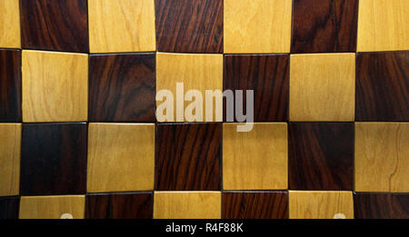 Braun Holz- Chess game board über der Ansicht von oben. Checker Oberfläche Muster Stockfoto