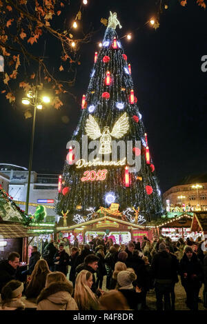 Der größte Weihnachtsbaum auf dem Weihnachtsmarkt in Dortmund, Deutschland. 45 Meter hoch, gebaut von 1700 Fichten, 40.000 LED-Leuchten, große, rote Kerzen und mit Engeln verziert. Stockfoto