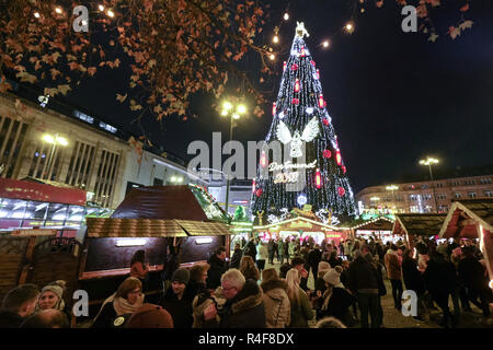 Der größte Weihnachtsbaum auf dem Weihnachtsmarkt in Dortmund, Deutschland. 45 Meter hoch, gebaut von 1700 Fichten, 40.000 LED-Leuchten, große, rote Kerzen und mit Engeln verziert. Stockfoto