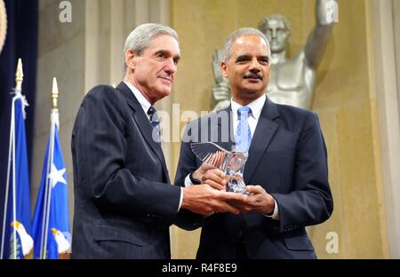 Spezielle Verfolger in der Russland Untersuchung und ehemaliger FBI-Direktor Robert Mueller steht mit Justizminister Eric Holder während der Obama-regierung Jahre. Stockfoto