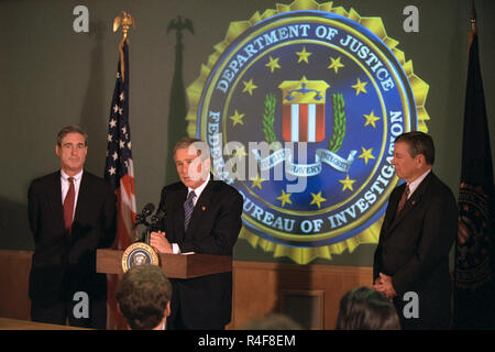 Präsident George W. Bush Adressen Medien Dienstag, Sept. 25, 2001, während einer Tour von FBI-Zentrale mit dem Regisseur Robert Mueller, Links, und Attorney General John Ashcroft. Foto von Paul Morse, Stockfoto