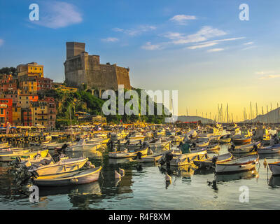 Schloss von Lerici in San Giorgio square bei Sonnenuntergang. Blick von Lerici Hafen bei Dämmerung. Italien Ligurien Provinz. Stockfoto