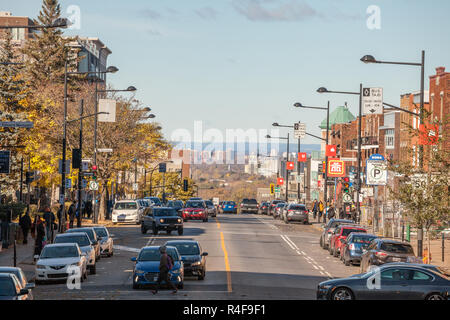 MONTREAL, KANADA - 4. NOVEMBER 2018: Typische Einkaufsstraße in Cote des Neiges Bezirk, mit kleinen und mittleren Unternehmen, vorbeifahrende Autos und pedest Stockfoto