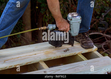 Nahaufnahme von außen Timber decking Gebäude mit Hinterhof deck mit Composite deck Boards Stockfoto