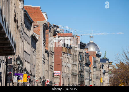 MONTREAL, KANADA - NOVEMBER 4, 2018: Blick auf die Küste von Old Montreal, oder Vieux Montreal, Quebec, während der Herbst mit seiner typischen Stein bu Stockfoto