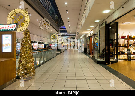 Ein Abschnitt der Buchan Galerien Shopping Mall im Zentrum von Glasgow, Schottland, für Weihnachten dekoriert. Kristy Kreme, gold Weihnachtsbaum, John Lewis Stockfoto