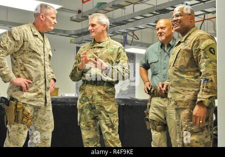 US Marine Corps Brig. Gen Roger Turner beschreibt Best Practices für die Sicherheit Kraft Hilfe Missionen mit Generalmajor Martin Smith, der stellvertretende Berater des Ministeriums des Innern. Abdullah Habibi, die aghanistan Minister für Verteidigung, Mohammed Masoom Stanekzai, Direktor der nationalen Direktion für Sicherheit, und der entschlossenen Unterstützung der NATO Mission Commander, John Nicholson reiste in der Provinz Kandahar mit dem kanadischen Botschafter in Afghanistan, Ken Neufeld, die Sicherheitslage im Süden Afghanistans zu diskutieren und identifizieren Sie die nationale und internationale Unterstützung wird am besten die Bedürfnisse der t erfüllen Stockfoto