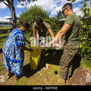 Us-Marines Cpl. Estevan Flores, Radio Techniker mit Sitz und Cpl. Timothy Perez, Bekämpfung der Ingenieur mit Combat Engineer Platoon, beide mit Task Force Koa Moana 16-4, Papierkorb werfen Sie mit einem lokalen Bürger während ein Ingenieur der zivilen Hilfe Projekt an einer Schule in Port Vila, Vanuatu, Okt. 24, 2016. Marines teamed oben mit dem Vanuatu Mobilität tritt die Schule zu renovieren, nachdem es durch den Zyklon Pam im vergangenen Jahr abgebaut wurde. Die Koa Moana Übung sucht Senior Leader Engagements zwischen Alliierten und Partner Nationen im Pazifik mit einem kollektiven Interesse an Beziehungen und zu verbessern Stockfoto