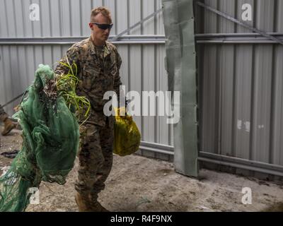 Us Marine Cpl. David Nygaard, armory Chief mit Hauptsitz Unternehmen, Task Force Koa Moana 16-4, nimmt auch den Papierkorb, während ein Ingenieur der zivilen Hilfe Projekt bei einer lokalen medizinischen Klinik in Port Vila, Vanuatu, Okt. 24, 2016. Marines teamed oben mit dem Vanuatu Mobilität tritt der Klinik zu renovieren, nachdem es durch den Zyklon Pam im vergangenen Jahr abgebaut wurde. Die Koa Moana Übung sucht Senior Leader Engagements zwischen Alliierten und Partner Nationen im Pazifik mit einem kollektiven Interesse an Beziehungen und wichtige Aspekte der Operationen zu diskutieren, der Entwicklung der Fähigkeiten und der Interoperabilität im Süden Pac zu verbessern Stockfoto