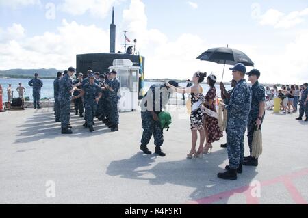 NAVAL BASE GUAM (Okt. 25, 2016) stationierten Matrosen an Bord der USS Key West (SSN722) werden durch zwei der Miss Guams nach der Rückkehr nach Hause Okt. 25 begrüßt. USS Key West wieder zu seinen Heimathafen von Apra Harbor, Guam, nach vier-und-ein-halb Monat vorwärts - Betriebszeit in der 7.Flotte Verantwortungsbereich. Stockfoto