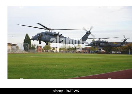 Zwei HH-60G Pave Falken vom 56. Rescue Squadron Land auf der Royal Air Force Alconbury, Vereinigtes Königreich, Oktober 24, 2016 als Teil der Gen. Tod D. Wolters, US Luft Kräfte in Europa und Afrika Commander erster Besuch in RAF ALCONBURY seit der Annahme, im August 2016. Stockfoto