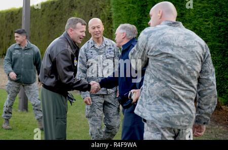 Gen. Tod D. Wolters, US Luft Kräfte in Europa und Afrika Commander, Links, schüttelt Hände mit sqn Ldr Clive Wood, RAF ALCONBURY/Molesworth Commander, rechts, auf der Royal Air Force Alconbury, Vereinigtes Königreich, Oktober 24, 2016. Dies ist Wolters erster Besuch in RAF ALCONBURY seit der Annahme, im August 2016. Stockfoto