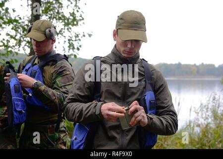 Niederländische Soldaten bereiten sich auf die nächste Herausforderung, sich Zielen von einem Zodiac Boot als Teil der europäischen Best Sniper Squad Konkurrenz an der 7th Army Training Befehl Grafenwöhr Training Area, Deutschland, Okt. 24, 2016. Die Europäische beste Sniper Squad-Wettbewerb ist eine Armee Europa Konkurrenz, anspruchsvolle Militärs aus ganz Europa zu konkurrieren und die Zusammenarbeit mit Verbündeten und Partner Nationen verbessern. Stockfoto