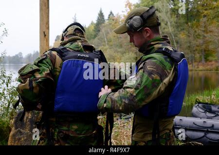 Niederländische Soldaten bereiten sich auf die nächste Herausforderung, sich Zielen von einem Zodiac Boot als Teil der europäischen Best Sniper Squad Konkurrenz an der 7th Army Training Befehl Grafenwöhr Training Area, Deutschland, Okt. 24, 2016. Die Europäische beste Sniper Squad-Wettbewerb ist eine Armee Europa Konkurrenz, anspruchsvolle Militärs aus ganz Europa zu konkurrieren und die Zusammenarbeit mit Verbündeten und Partner Nationen verbessern. Stockfoto