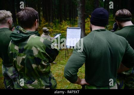 Us-Armee Sgt. Stephen Domfe (hinten Mitte), an der 2.-Signal Brigade zugeordnet, 5 Signal, Slips schwedische Soldaten, bevor Sie ein Feld sinnvoll Antenne als Teil der europäischen Best Sniper Squad Wettbewerb an der 7. Armee den Befehl, Grafenwöhr Training Area, Bayern, Deutschland, Okt. 25, 2016 bauen. Die Europäische beste Sniper Squad-Wettbewerb ist eine Armee Europa Konkurrenz, anspruchsvolle Militärs aus ganz Europa zu konkurrieren und die Zusammenarbeit mit Verbündeten und Partner Nationen verbessern. Stockfoto