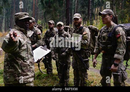 Us-Armee Sgt. Stephen Domfe (links), an der 2.-Signal Brigade zugeordnet, 5 Signal, Slips dänische Soldaten, bevor Sie ein Feld sinnvoll Antenne als Teil der europäischen Best Sniper Squad Wettbewerb an der 7. Armee den Befehl, Grafenwöhr Training Area, Bayern, Deutschland, Okt. 25, 2016 bauen. Die Europäische beste Sniper Squad-Wettbewerb ist eine Armee Europa Konkurrenz, anspruchsvolle Militärs aus ganz Europa zu konkurrieren und die Zusammenarbeit mit Verbündeten und Partner Nationen verbessern. Stockfoto